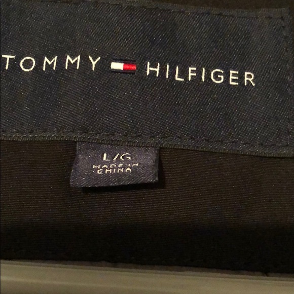 Tommy Hilfiger puffy coat with multiple pockets. - Picture 5 of 5